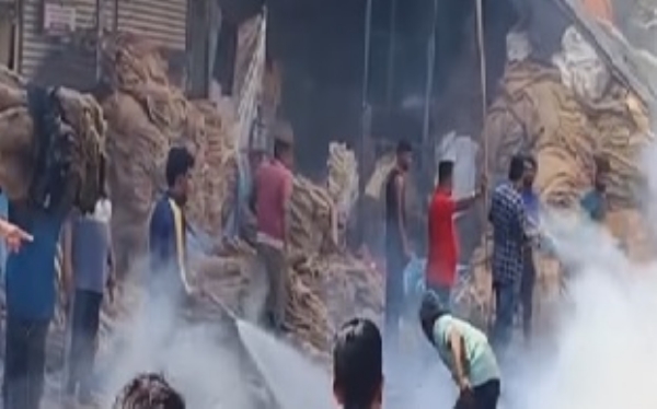 पेण बाजार समितीत भीषण आग; अर्ध्या तासात आग आटोक्यात