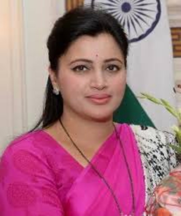 “भोंगे, हनुमान चालीसा कुठे गेली?” – नवनीत राणा यांचा सवाल