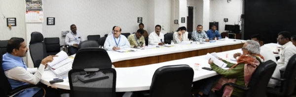 दर आठवड्याला अहवाल सादर करा,असे निर्देश