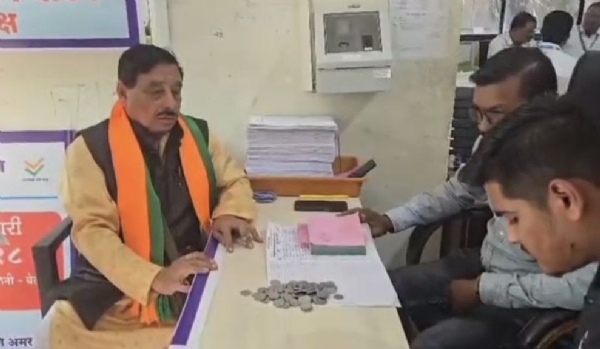 चिल्लर नाणे देत उचलला नामांकन अर्ज