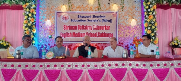 कबनूरकर स्कूलच्या रोबोटिक लॅबला खासदार विनय सहस्रबुद्धे यांची भेट