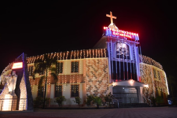 सेंट फ्रान्सिस झेवियर्स चर्चमध्ये मध्यरात्री येशू ख्रिस्ताचा जन्मोत्सव विद्युत रोषणाईत उजळले चर्च;