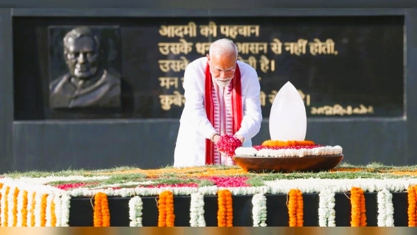 वाजपेयी यांच्या समाधीस्थळी पुष्पांजली अर्पण करताना पंतप्रधान नरेंद्र मोदी