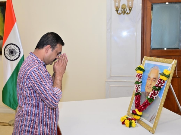 अटल बिहारी वाजपेयी यांना लोकभवन येथे आदरांजली