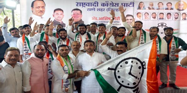 ठाणे - युवक काँग्रेसच्या जिल्हाध्यक्षांसह शेकडो पदाधिका-यांनी हाती बांधले राष्ट्रवादीचे घड्याळ