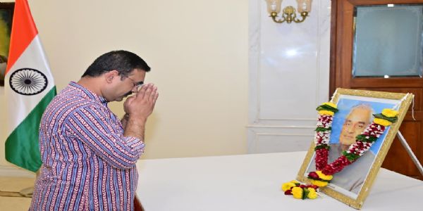 अटल बिहारी वाजपेयी यांना लोकभवन येथे आदरांजली