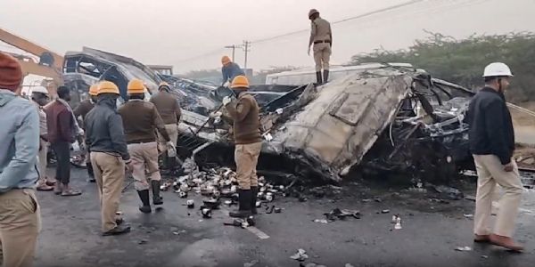 कर्नाटक अपघाताबद्दल राष्ट्रपती, उपराष्ट्रपती आणि पंतप्रधानांकडून शोक व्यक्त