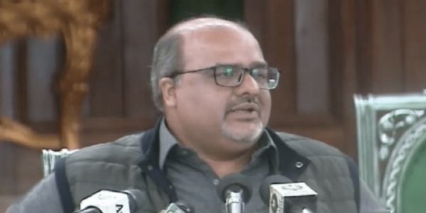 इमरान खान यांचे सल्लागार मिर्झा शहजाद अकबर यांच्यावर ब्रिटनमध्ये जीवघेणा हल्ला