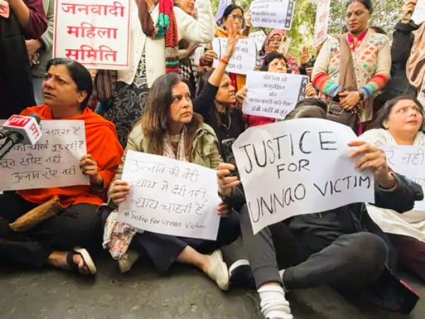 सेंगरला जामीन मंजूर केल्याच्या विरोधात हायकोर्टाबाहेर निदर्शने