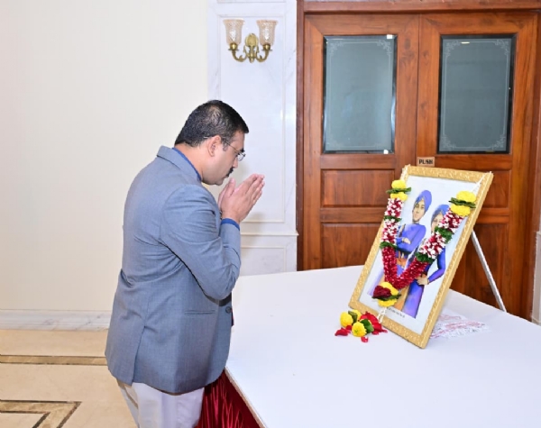 बाबा जोरावर सिंहजी आणि  बाबा फतेहसिंहजी यांना महाराष्ट्र लोकभवन येथे आदरांजली