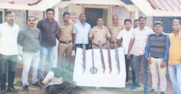 रहमान नगरात घरावर छापा ४ तलवारी, २ चाकूसह एकास अटक