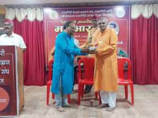 प्रवचनकार धनंजय चितळे यांचे स्वागत करताना माधव हिर्लेकर