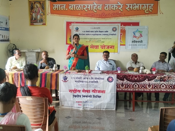 एनएसएस शिबिरात बोलताना सरपंच सौ पाचकुडे