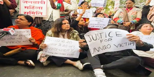 सेंगरला जामीन मंजूर केल्याच्या विरोधात हायकोर्टाबाहेर निदर्शने