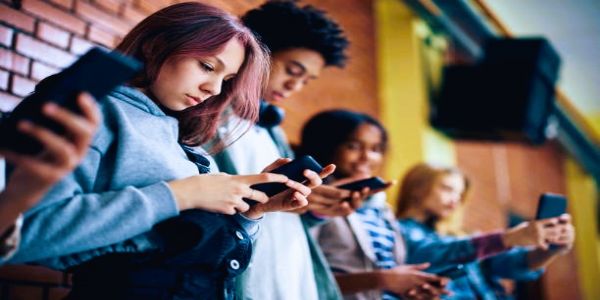 भारतातही अल्पवयीन मुलांसाठी सोशल मीडियावर बंदीचा विचार करावा – मद्रास हायकोर्ट