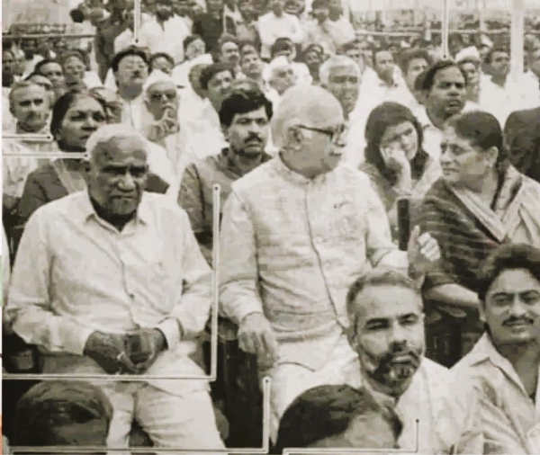 दिग्विजय यांनी शेअर केलेला अडवाणी व मोदींचा जुना फोटो