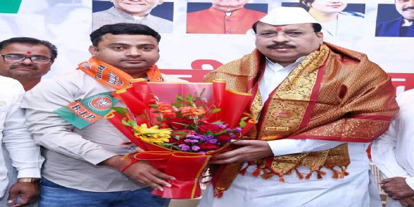 काँग्रेसचे रेणापूर कृउबा संचालक अशोक राठोड यांचा भाजपात प्रवेश