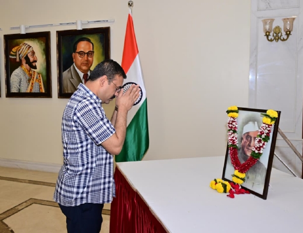 कृषिमंत्री डॉ. पंजाबराव देशमुख यांना लोकभवन येथे आदरांजली कृषिमंत्री डॉ. पंजाबराव देशमुख यांना लोकभवन येथे आदरांजली