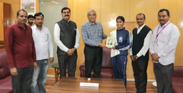 नवी दिल्ली होणा-या प्रजासत्ताकदिन पथसंचलनासाठी डॉ़ बाबासाहेब आंबडेकर मराठवाडा विद्यापीठाच्या अक्षता मुळे हिची निवड करण्यात आली. मा कुलगुरू डॉ विजय फुलारी यांच्या हस्ते तिचा सत्कार करण्यात आला.