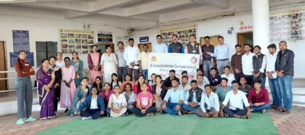 सोबत फोटो  कॅप्शन : राष्ट्रीय सेवा योजना विभागाच्या वतीने राज्य सांस्कृतिक उत्कर्ष महोत्सवासाठी १८ स्वयंसेवकांची निवड करण्यात आली. संचालक डॉ सोमनाथ खाडे यांच्यासह प्राध्यापक, विद्यार्थी.    ---------------