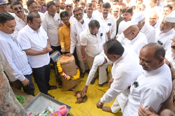 समीर भुजबळ यांनी शासकीय मका खरेदी केंद्राचे उद्घाटन केले.