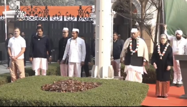 काँग्रेस पक्षाच्या 140 वा स्थापना दिनानिमित्त खरगे यांनी इंदिरा भवन येथे केले ध्वजारोहण