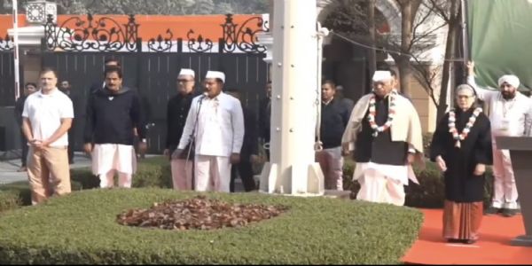 काँग्रेस पक्षाच्या 140 वा स्थापना दिनानिमित्त खरगे यांनी इंदिरा भवन येथे केले ध्वजारोहण