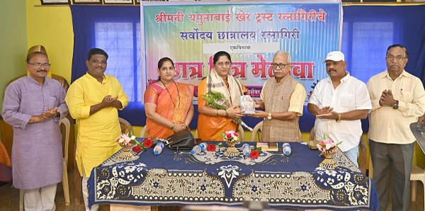 यमुनाबाई खेर ट्रस्टतर्फे नगराध्यक्षांचा सत्कार