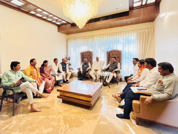 खासदार डॉ.भागवत कराड यांच्या निवासस्थानी खासदार डॉ.भागवत कराड यांच्या निवासस्थानी