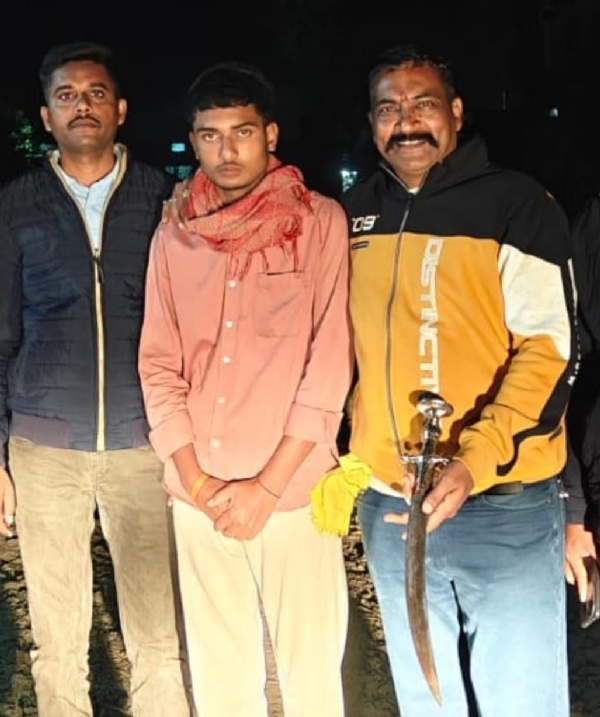 वाढदिवसाच्या पार्टीत तलवार घेऊन नाचणाऱ्यास अटक