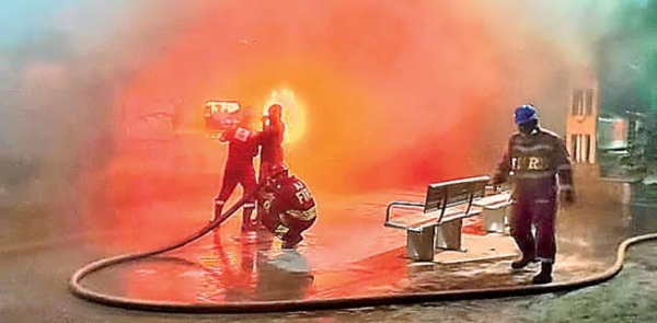 टाटानगर एर्नाकुलम एक्सप्रेस आग विझवताना जवान