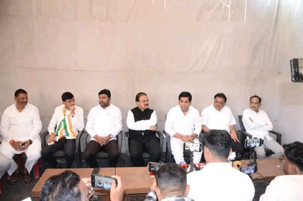 पत्रकार परिषदेत युतीची घोषणा