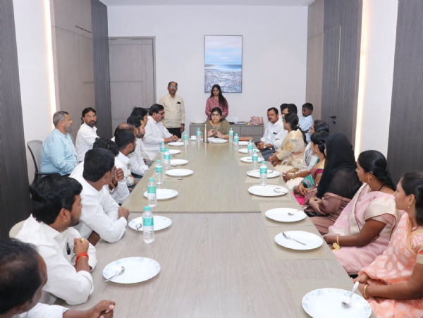 भोकर नगर परिषदेचे भाजपचे नवनिर्वाचित नगराध्यक्ष भगवानराव दंडवे आणि भाजपच्या सर्व नगरसेवकांसमवेत आज बैठक घेतली. याप्रसंगी शहरातील विकासकामांवर आणि पुढील रोडमॅपबाबत विचारविनिमय झाला.