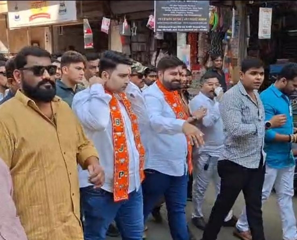 डोंबिवलीत इच्छुक उमेदवारांची फॉर्म भरण्यासाठी लगीनगाई!