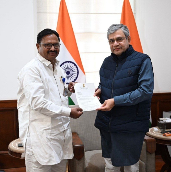 अमरावती रेल्वे स्थानक स्थलांतर प्रस्तावाविरोधात खासदार बळवंत वानखडे आक्रमक रेल्वेमंत्रींकडे उच्चस्तरीय चौकशी व स्थानक कायम ठेवण्याची मागणी अमरावती रेल्वे स्थानक स्थलांतर प्रस्तावाविरोधात खासदार बळवंत वानखडे आक्रमक रेल्वेमंत्रींकडे उच्चस्तरीय चौकशी व स्थानक कायम ठेवण्याची मागणी