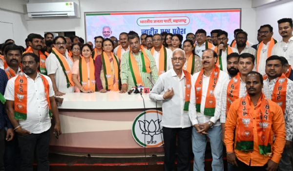 नालासोपारा येथील राजेश ढगे यांच्यासह अनेक माजी नगरसेवक व शेकडो कार्यकर्त्यांचा भाजपामध्ये प्रवेश