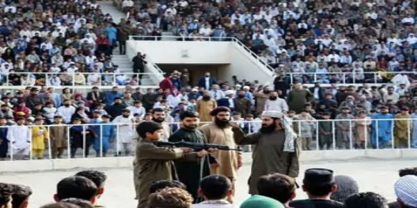 अफगाणिस्तानात 80 हजार लोकांच्या समोर 13 वर्षांच्या मुलाकडून तरुणाला मृत्युदंडाची शिक्षा