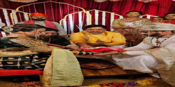 प्राजक्ता गायकवाडचे कन्यादान वास्तुतज्ञ आनंद पिंपळकर यांच्या हस्ते संपन्न