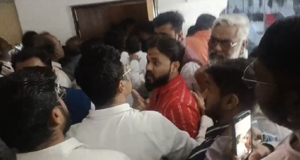 अमरावतीत शिंदे गटाच्या शिवसेनेत तिकीट वाटपाच्या वेळी गोंधळ एबी फॉर्म न मिळाल्याने कार्यकर्त्यांमध्ये धक्काबुक्की