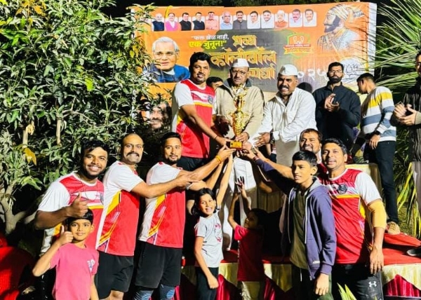 करंजाडे क्रीडामय; हॉलिबॉल स्पर्धेत आठ संघांची रोमांचक लढत करंजाडे क्रीडामय; हॉलिबॉल स्पर्धेत आठ संघांची रोमांचक लढत