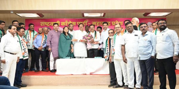 रायगडमधील उबाठा गटाचे जिल्हा सहसंपर्कप्रमुख किशोर जैन यांनी हाती बांधले घड्याळ