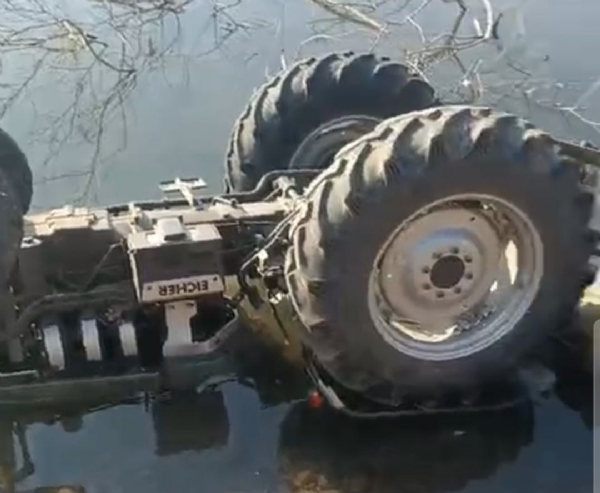 नदीकाठचा कठडा खचला… ट्रॅक्टर नदीत कोसळला शेतकऱ्याचा जागीच दुर्दैवी मृत्यू, मजूर जखमी