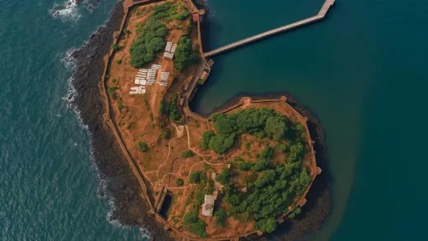 छत्रपती शिवाजी महाराजांच्या पदस्पर्शाने पावन झालेला आणि नुकताच युनेस्कोच्या जागतिक वारसा यादीत समाविष्ट झालेला खांदेरी दुर्ग हा स्वराज्याच्या आरमारशक्तीचे प्रतीक मानला जातो. मात्र या दुर्गाचा इतिहास, त्यामागील पराक्रम आणि स्वराज्यासाठी असलेले त्याचे धोरणात्मक महत्त्व आजही अनेकांना पुरेसे ज्ञात नाही. हाच इतिहास जनसामान्यांपर्यंत पोहोचावा, या उद्देशाने “खांदेरी दुर्ग ऐतिहासिक विजय दिन” मोठ्या उत्साहात साजरा केला जाणार आहे.  ३१ डिसेंबर म्हटले की आज जगभरात, तसेच दुर्दैवाने आपल्या देशातही, केवळ वर्षअखेरीच्या जल्लोषाचेच वेध लागलेले दिसतात. मात्र इतिहासाच्या पानांत ३१ डिसेंबर १६७९ हा दिवस अत्यंत गौरवशाली मानला जातो. याच दिवशी स्वराज्याच्या आरमाराने खांदेरीवर विजय मिळवत मराठ्यांची सागरी ताकद संपूर्ण जगासमोर सिद्ध केली होती. छत्रपती शिवाजी महाराजांच्या दूरदृष्टीने उभारलेले हे सागरी स्वप्न प्रत्यक्षात उतरल्याचा हा ऐतिहासिक क्षण होता.  या विजयाचे औचित्य साधून सोमवार, ३१ डिसेंबर २०२५ रोजी खांदेरी दुर्गासमोरील किनाऱ्यावरील खुबलढा बुरुज मच्छीमार सोसायटीजवळ, थळ बाजार जेट्टी येथे कार्यक्रमाचे आयोजन करण्यात आले आहे. शिवव्याख्याते तसेच खांदेरी दुर्गावरील वाघबकरी या पुरातन बैठ्या खेळांचे संशोधक श्री. पंकजजी भोसले हे खांदेरीचा रोमहर्षक इतिहास उलगडून सांगणार आहेत.  याप्रसंगी शिवकालीन शस्त्रे, ऐतिहासिक नाणी तसेच पुरातन बैठ्या खेळांचे विशेष प्रदर्शनही मांडण्यात येणार आहे. कार्यक्रमाचे प्रमुख अतिथी म्हणून सरखेल कान्होजी आंग्रे यांचे वंशज श्री. रघुजीराजे आंग्रे उपस्थित राहणार आहेत. कार्यक्रमास सकाळी १० वाजता सुरुवात होणार आहे.  या ऐतिहासिक विजयाची महती प्रत्यक्ष अनुभवण्यासाठी नागरिकांनी मोठ्या संख्येने उपस्थित राहावे, असे आवाहन “आपला कट्टा संस्था”, “आम्ही स्वच्छंदी फाऊंडेशन”, “शिवशंभू विचार मंच कोकणप्रांत” आणि “सागरी सीमा मंच कोकणप्रांत” यांच्या वतीने करण्यात आले आहे.