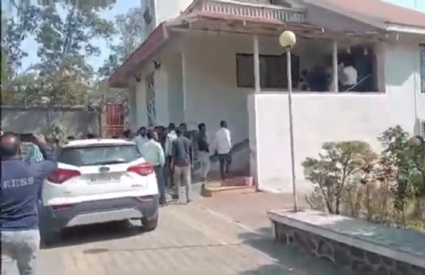 एबी फॉर्म मिळवण्यासाठी भाजप कार्यकर्त्यांनी एबी फॉर्म मिळवण्यासाठी भाजप कार्यकर्त्यांनी