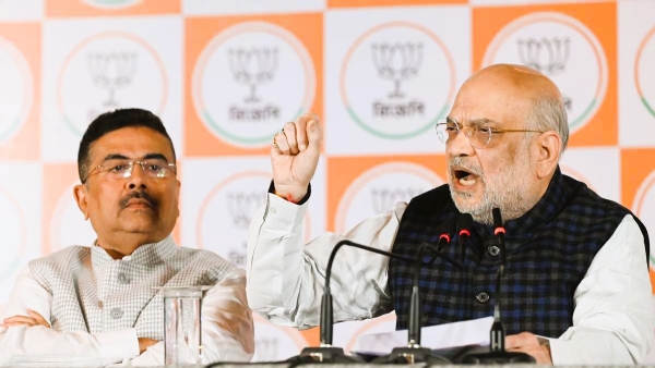 पत्रकार परिषदेला संबोधित करताना अमित शाह, शेजारी सुवेंदू अधिकारी पत्रकार परिषदेला संबोधित करताना अमित शाह, शेजारी सुवेंदू अधिकारी