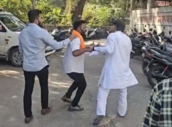 अमरावतीत भाजपच्या तिकीट वाटपावर वाद; हिंदुत्ववादी कार्यकर्त्यांचा संताप, राजापेठ कार्यालयात धक्काबुक्की