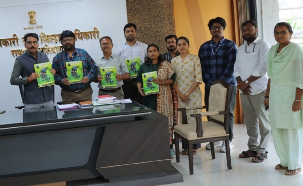 जिल्ह्याच्या विकासाची माहिती पुस्तिकेत; किशन जावळे यांच्या हस्ते प्रकाशन