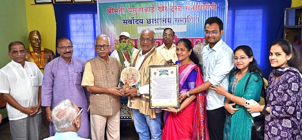 रघुवीर शेलार यांचा सकुटुंब सन्मान