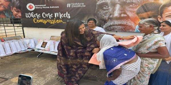 वृद्धाश्रमातील आजीबाईंचेही दणक्यात ‘थर्टी फर्स्ट’; आरबीजीकडून माहेरच्या साडीचे खास ‘गिफ्ट‘