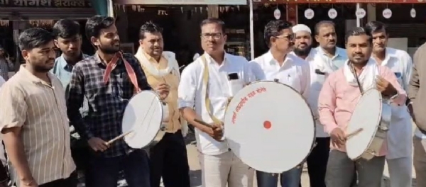 अतिवृष्टीचा निधी रखडला – शेतकऱ्यांचा संताप अनावर! आमदारांच्या कार्यालयासमोर डफडी बजाव आंदोलन, सरकारला इशारा